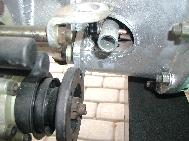 LR - 144002080 - Gearbox -- View from lhs showing clutch operating lever shaft
